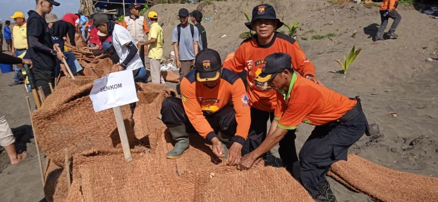 25 Senkom Rescue Cilacap dengan BPBD Pasang 150 Bronjong Sabut Kelapa