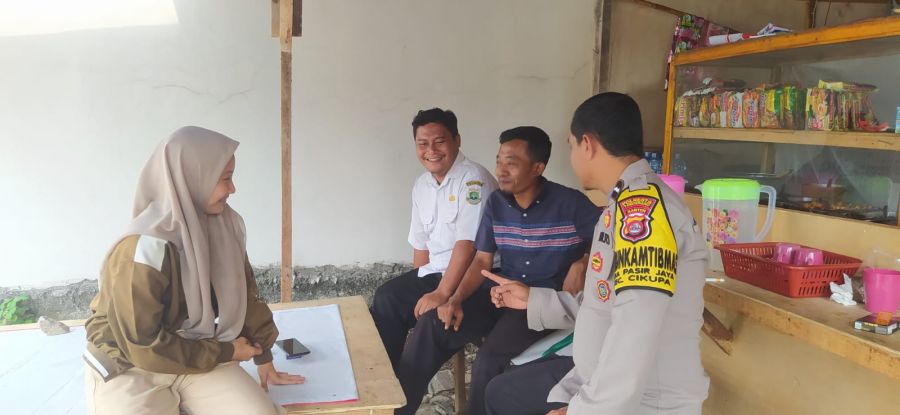 Aipda Budiansyah Sambangi Warung Binaan Bhabinkamtibmas di Desa Pasir Jaya