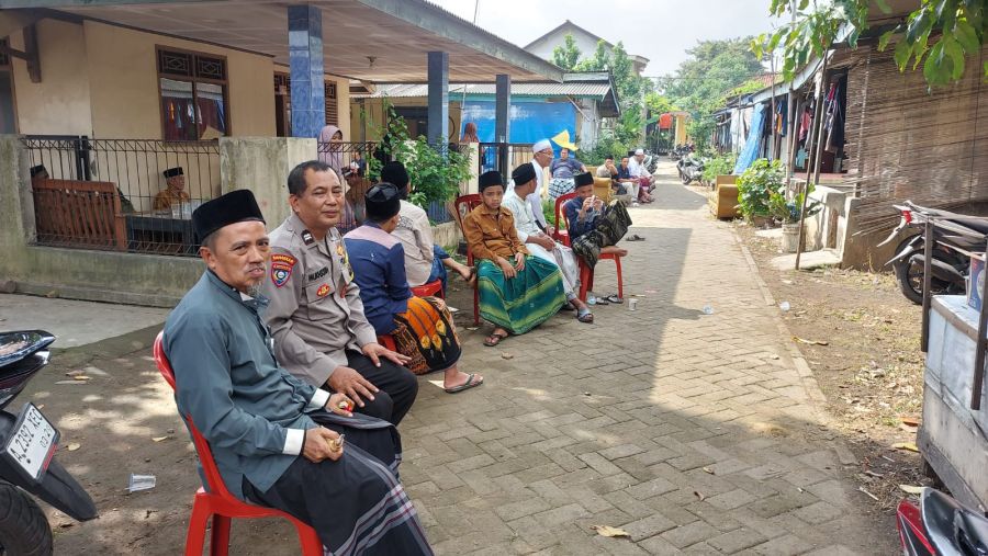 Aiptu Mukhsodin dari Polsek Cikupa Takziah di Rumah Duka Desa Sukadamai