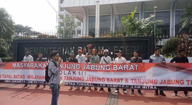 Aliansi Mahasiswa dan Masyarakat Tanjabbar Bersatu Unjuk Rasa Tolak Penggeseran Tapal Batas