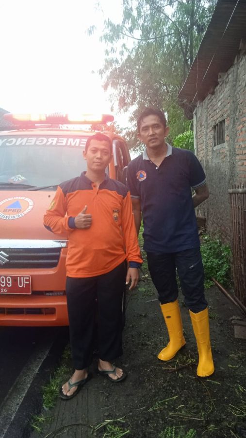 Angin Puting Beliung  Porak Poranda pabrik PT DDT, Senkom Rescue Turun Bantu