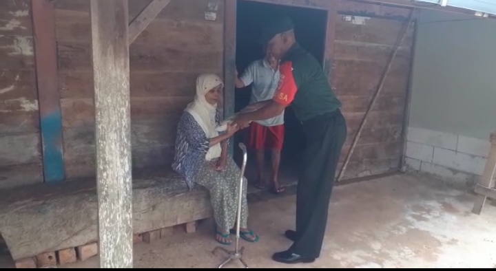 Babinsa Padaan Japah Bersinergi dengan Senkom Bagikan Zakat Kepada Warga
