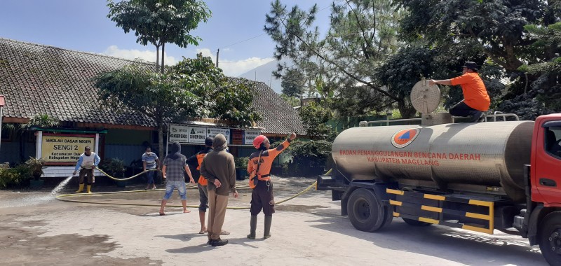 Bersihkan Abu Vulkanik, BPBD Magelang Terjunkan Truk Tangki ke Sekolah
