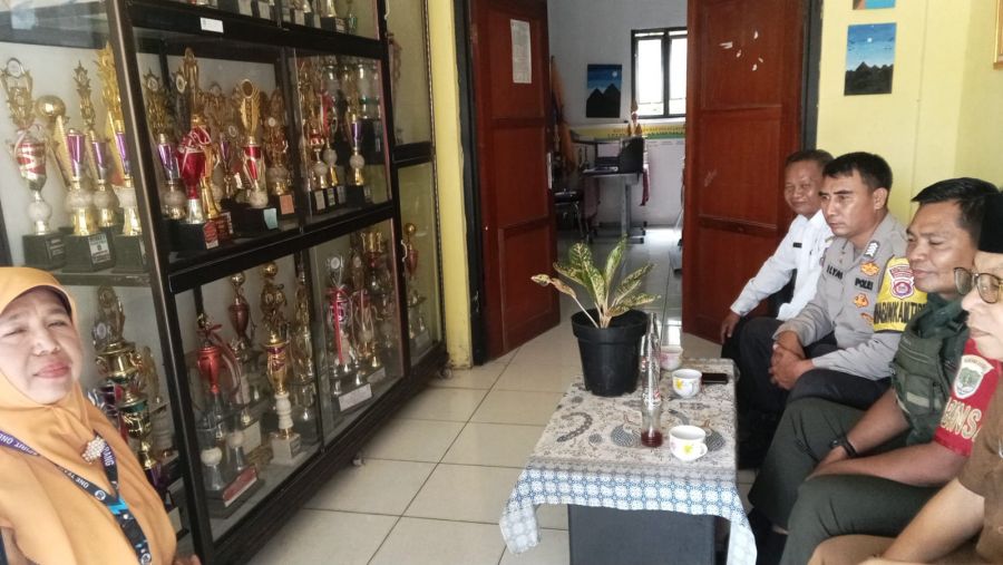 Bhabinkamtibmas dan Babinsa Desa Cibadak Sampaikan Pesan Kamtibmas di SMPN 4 Cikupa