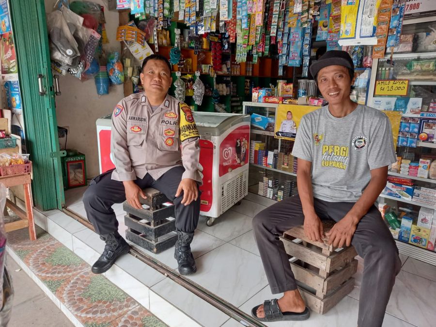 Bhabinkamtibmas Polsek Cikupa Sambangi Warung Masyarakat, Tingkatkan Kepercayaan Publik