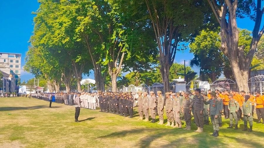 Di Bawah Terik Matahari, Personil Senkom Tetap Semangat Ikuti Gladi Upacara HUT Bhayangkara ke-80