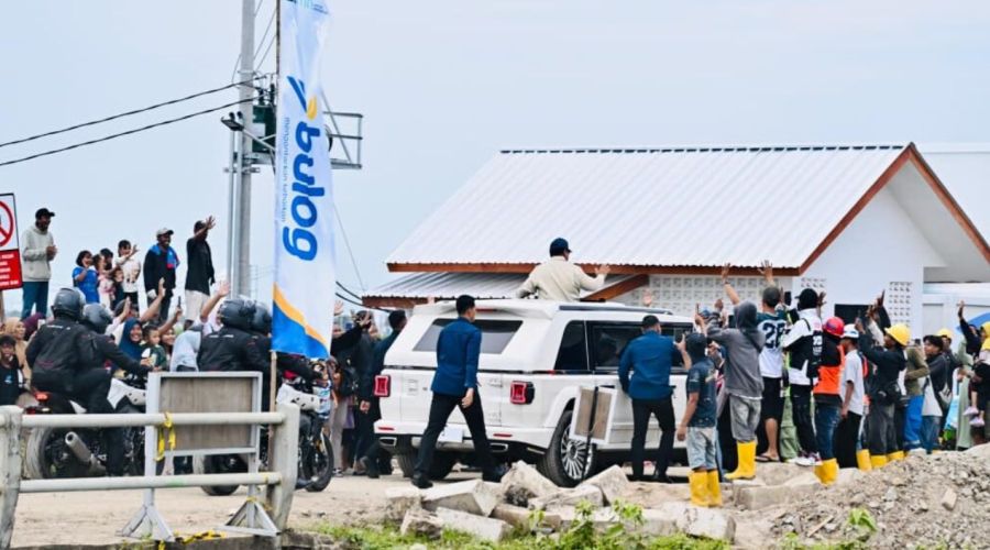 Presiden Prabowo Subianto Tiba di Karawang Disambut Antusias Warga Jelang Panen Raya