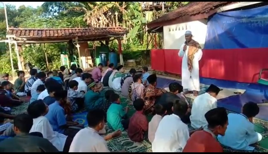 DKM Masjid Miftahul Huda Tanjungsari Bagikan Daging Kurban Pada Warga