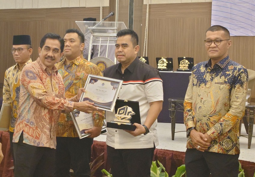 Farid Aljawi Sekjen DPP AMPHURI Terima PJS Award