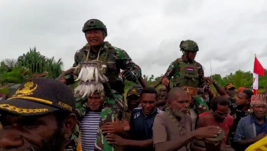 Gotong Royong TNI dan Warga Mumugu Bangun Rumah Adat Jew Suku Asmat Papua