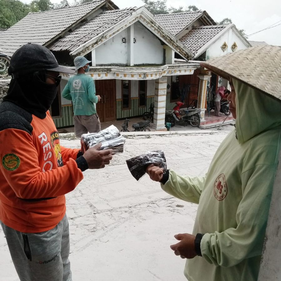 Guguran Awan Panas Gunung Merapi Sejak Sabtu, Senkom Membagikan Masker
