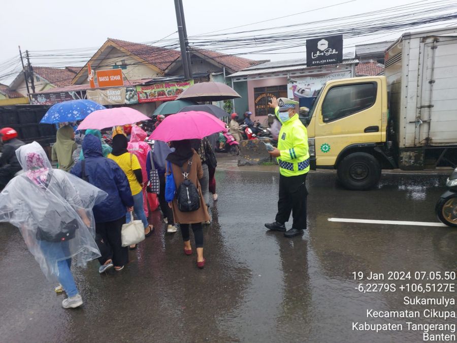 Hari Jumat Berkah, Protap Gatur Lalin Polsek Cikupa Ciptakan Kelancaran Trafik