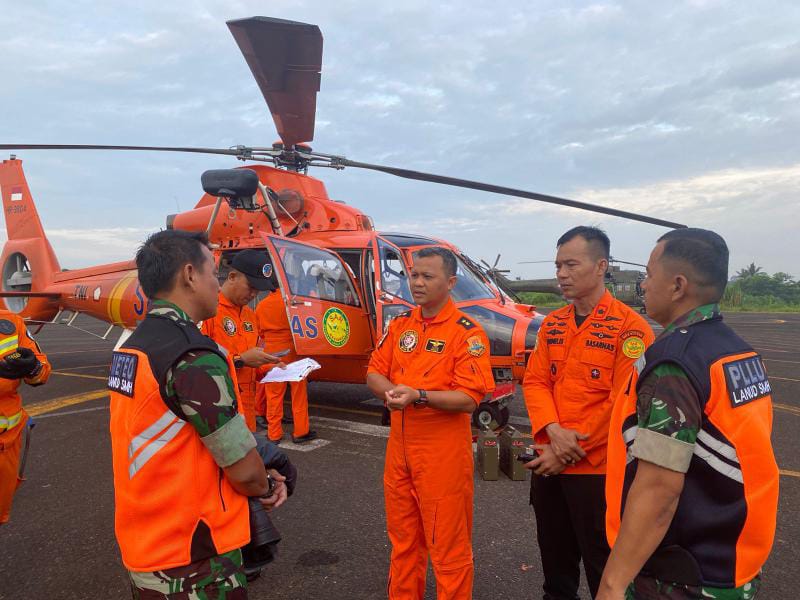 Hari Ketiga, 6 Helikopter Difokuskan Evakuasi Crew Heli Polda Jambi di Bukit Tamiai