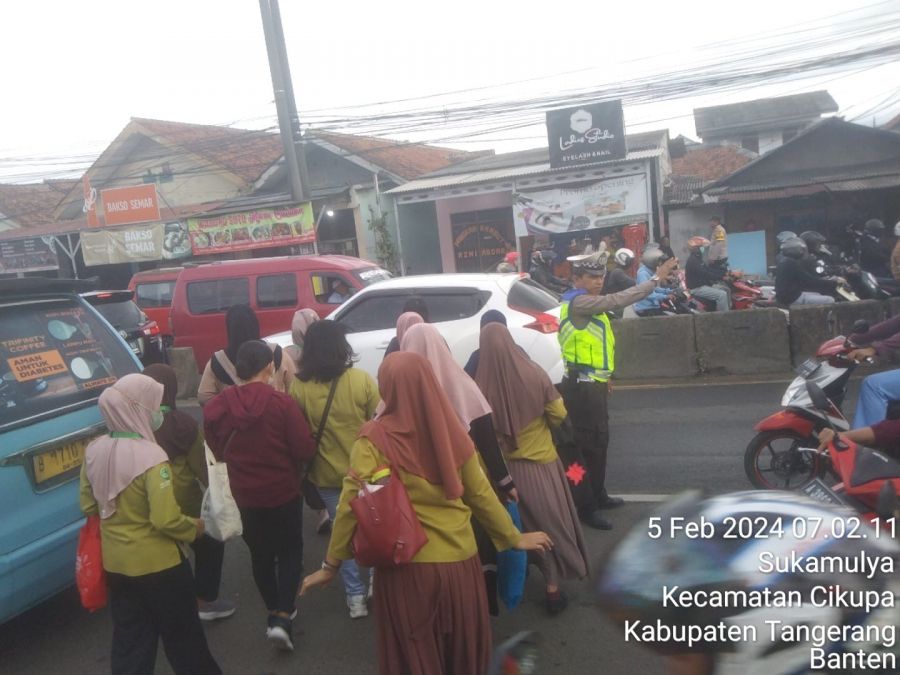 IPTU Purwantoro Polsek Cikupa Pantau Kamseltibcar Lantas