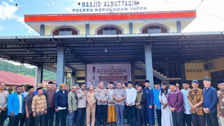Jelang Idul Adha 1445, Kapolda dan Wakapolda Papua Silaturahmi dan Serahkan Hewan Qurban di Yapen