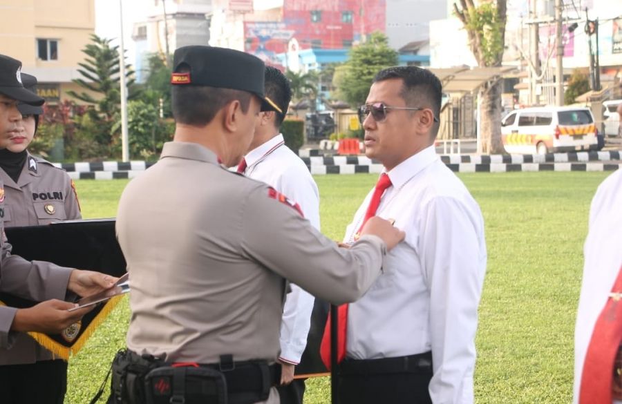 Kapolda Sumsel Sematkan Pin Emas Ke IPTU Aan Sriyanto