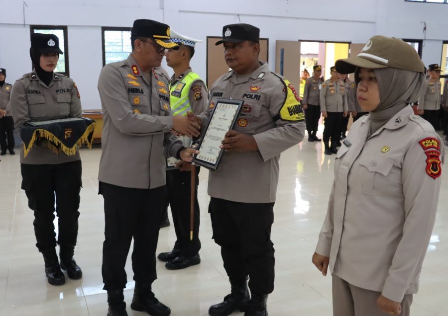 Kapolres Tanjab Timur Berikan Penghargaan Kepada Empat Personel Berprestasi
