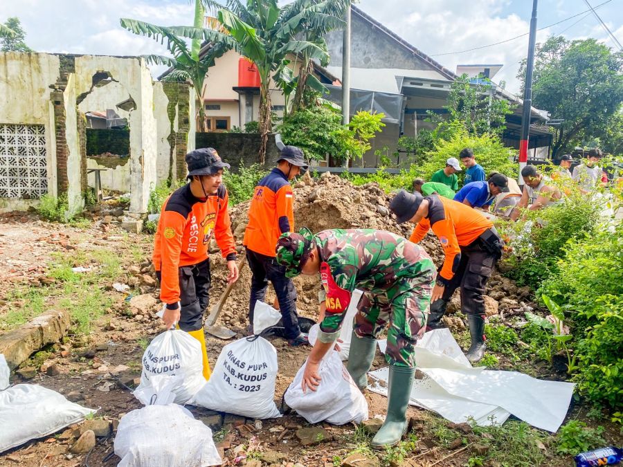 Karya Bakti Anggota Senkom Penanggulangan Tanggul Jebol Di Kudus