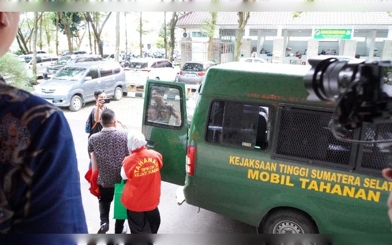 Kejati Sumsel Serahkan Tersangka Korupsi Penjualan Aset ke JPU Kejari Palembang