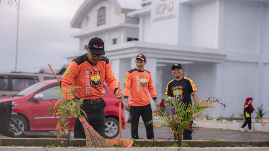KESBANGPOL Mimika Gelar Jumat Bersih di Kantor KPU Timika