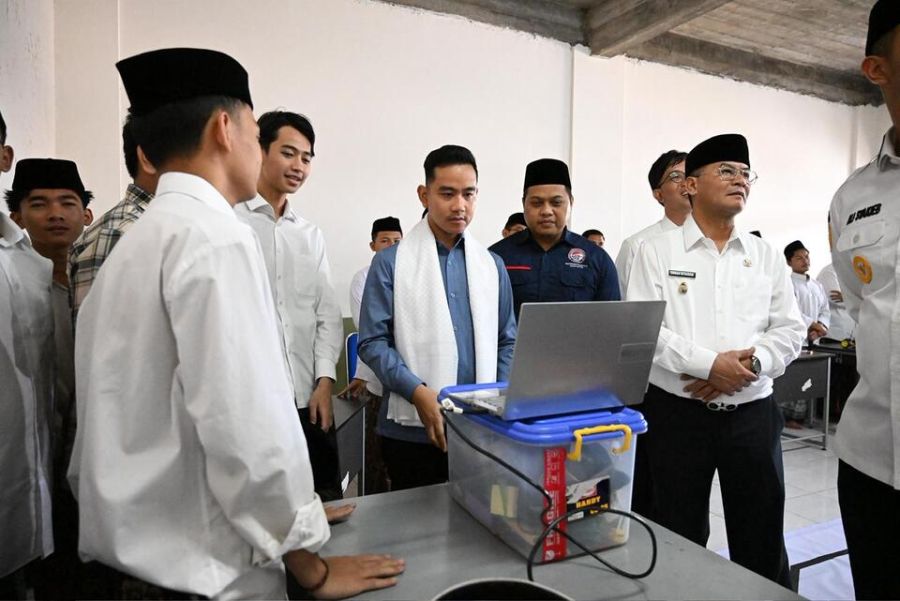 Ketum PRSI Dampingi Wapres Gibran Tinjau Pembelajaran AI dan Robotik di Pesantren Baitul Arqom Bandu