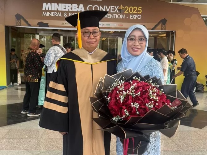 Ketum Senkom Diwisuda Doktor, Tegaskan Dukungan Dunia Usaha untuk Program MBG Nasional