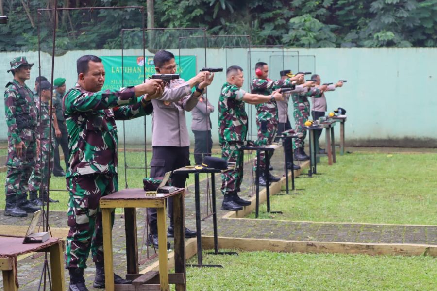 Kodim 0504/JS dan Polres Metro Jakarta Selatan Latihan Menembak Bersama