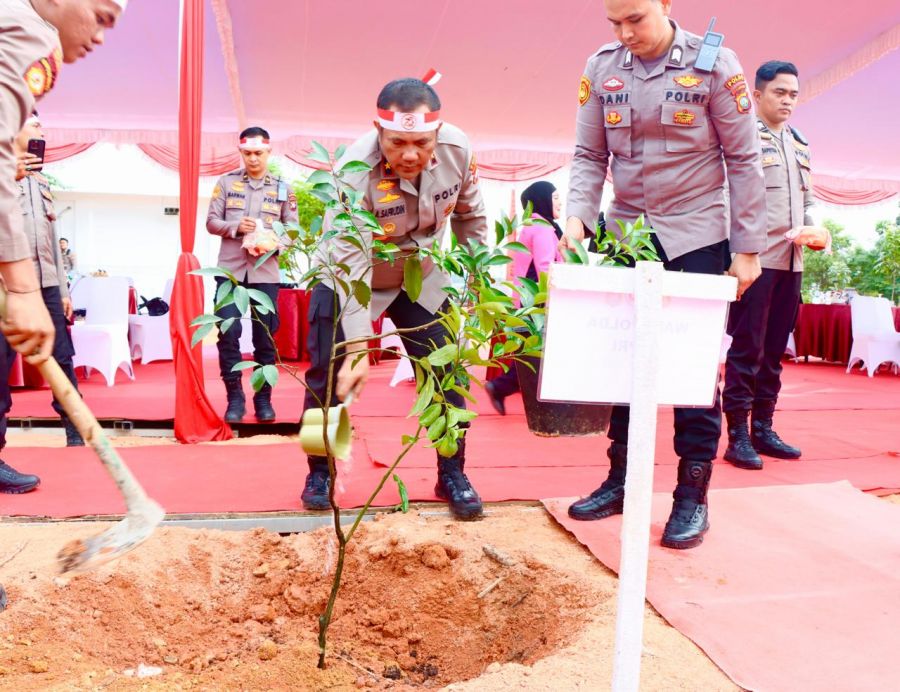 Komitmen Polda Kepri Jaga Kelestarian Lingkungan, Tanam Pohon di Hari Bhayangkara