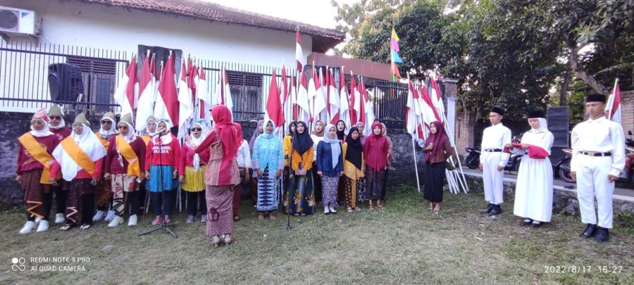 Kompak, Warga RW 12 Desa Troketon Gelar Upacara Kemerdekaan RI di Lapangan Etan Deso