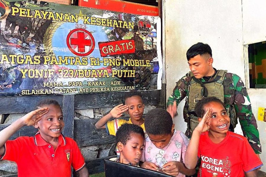 Ksatria Buaya Putih Ajak Anak-Anak Papua Bermain Sambil Belajar