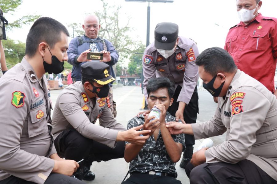 Layak Ditiru, Aksi Heroik Polisi Bantu Peserta Unras Yang Jatuh Pingsan
