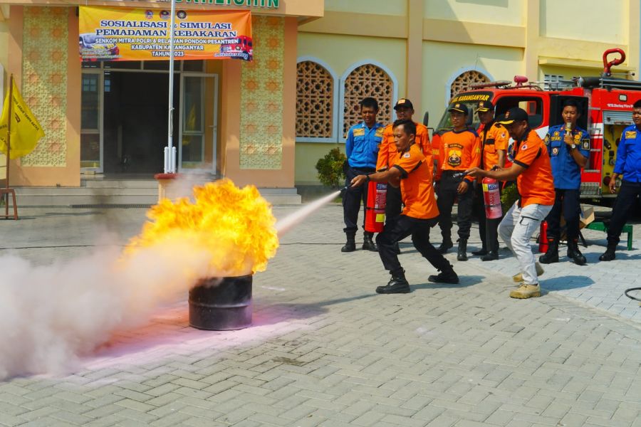 Membentuk SDM Yang Berkualitas Senkom Dan Damkar Memberikan Diklat Peningkatan Kapasitas