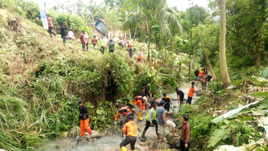 Peringati World Water Day, Senkom Oku Selatan Bersama Relawan Gelar Tanam Pohon dan Bersih Sungai