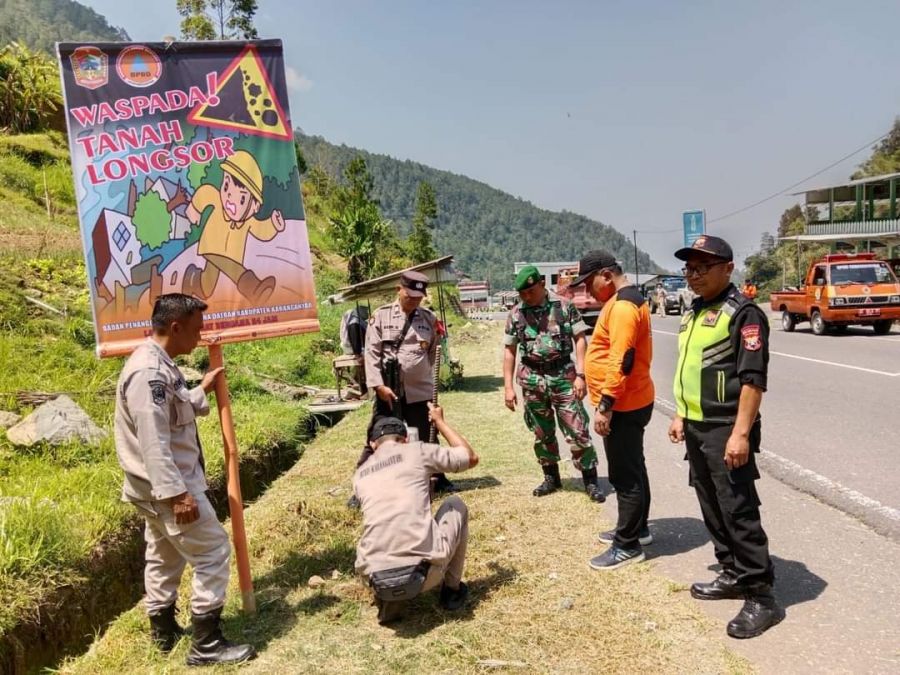 BPBD Karanganyar Bersama Senkom Dan Sejumlah Relawan Pasang Rambu Rawan Longsor