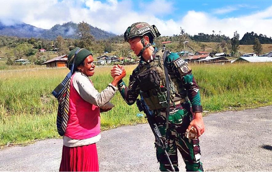Minggu Penuh Kasih, Yonif 323 Buaya Putih Bagikan Makanan Hangat di Puncak Papua