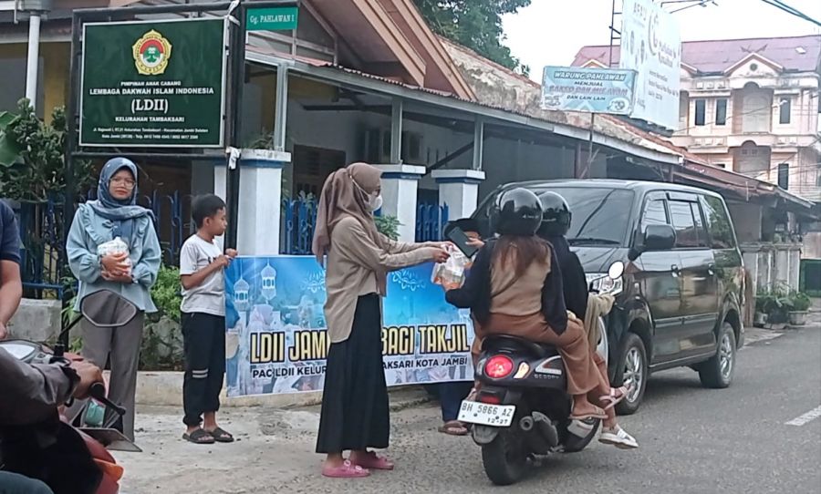 PAC LDII Tambaksari Peduli Sesama Bagikan Ratusan Takjil