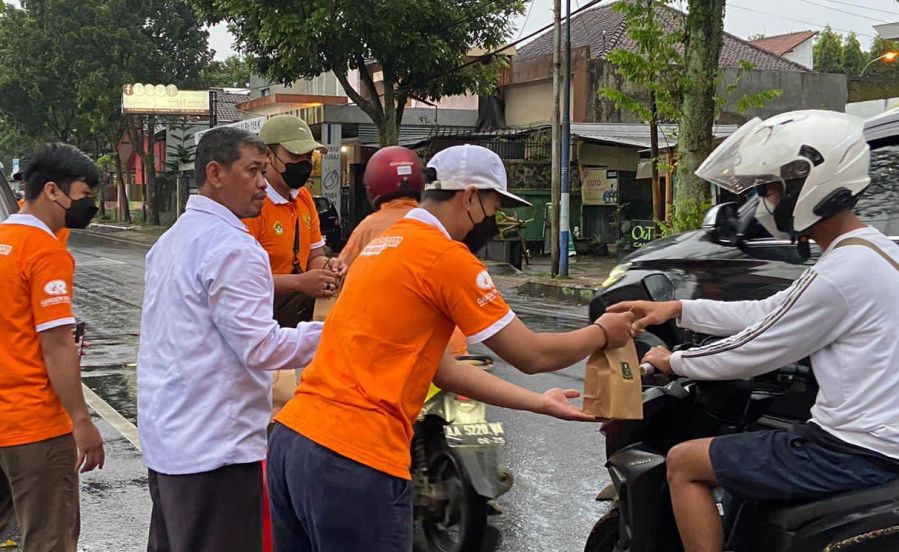 Peduli Sesama Remaja LDII Kota Magelang Berbagi Ratusan Takjil di Jalan