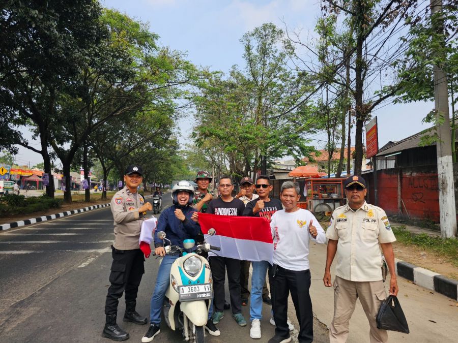 Pembagian Bendera Merah Putih di Cikupa Tingkatkan Semangat Nasionalisme Warga