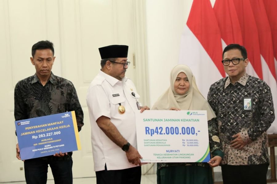 Pemprov DKI Serahkan Santunan bagi Keluarga ASN dan Kader Masyarakat Korban Kecelakaan KAI