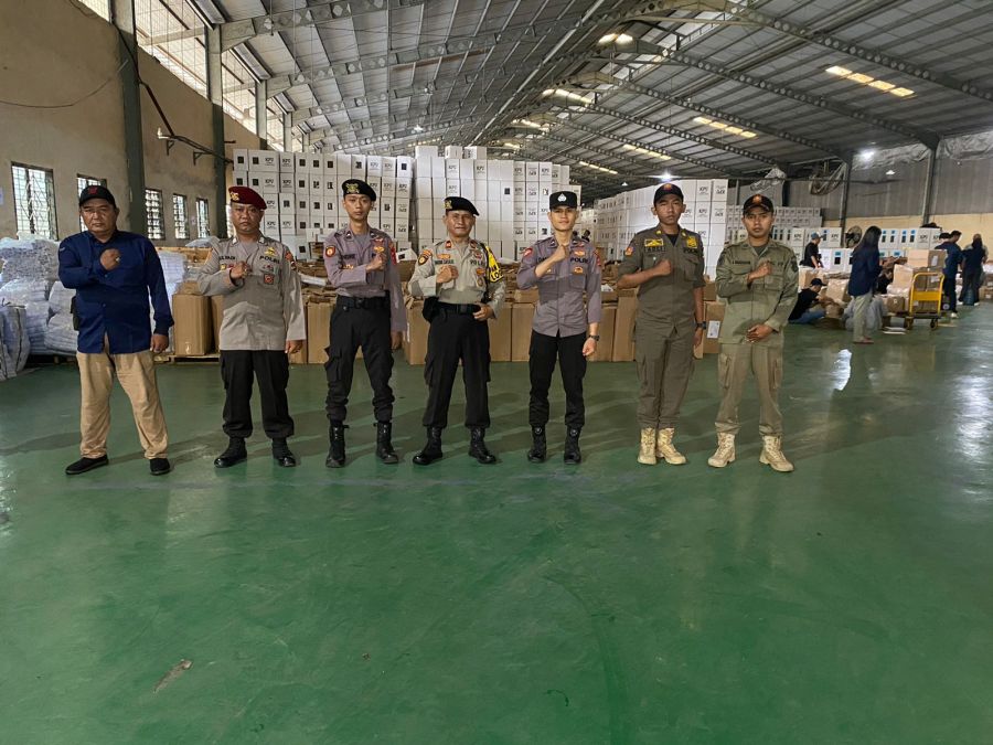 Pengamanan Ketat Logistik Tahap 2 Gudang Logistik Pemilu Desa Bojong Dijaga oleh Tim Keamanan Khusus