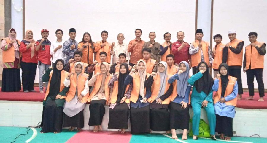 Pengurus Pusat Senkom Bersama Relawan Helix Corp Edukasi PRB di Kalangan Siswa Ponpes Budi Mulia