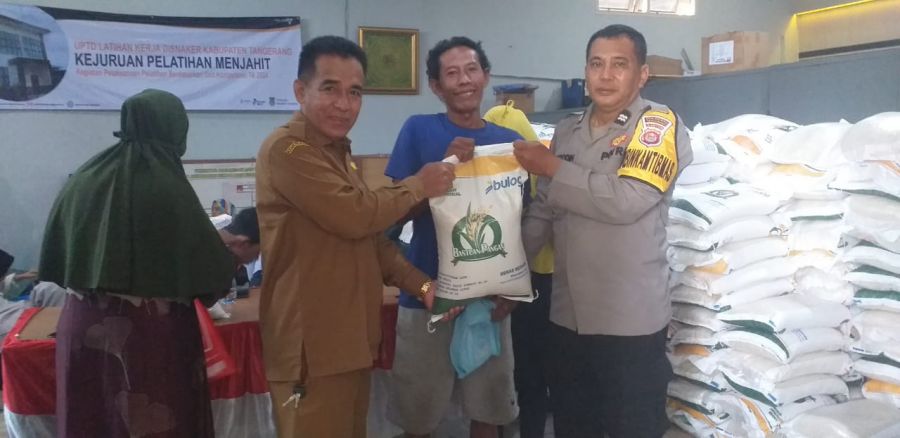 Penyaluran 354 Paket Sembako Beras 10 Kg dari Bulog di Desa Sukadamai