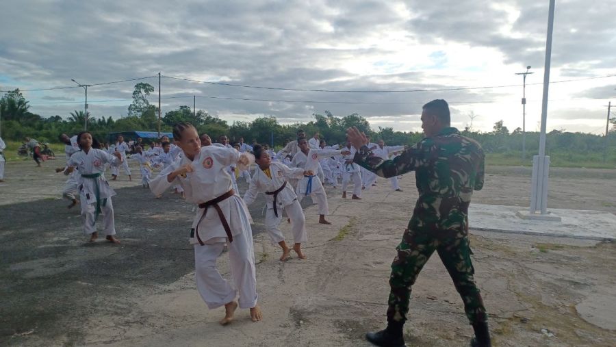 Persiapan Kejurda, Satgas Yonif 125/SMB Latih Ratusan Karateka Kabupaten Mappi