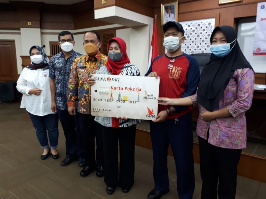 Plt Wakil Walikota Jakarta Barat Serahkan 94 KPJ Untuk Buruh