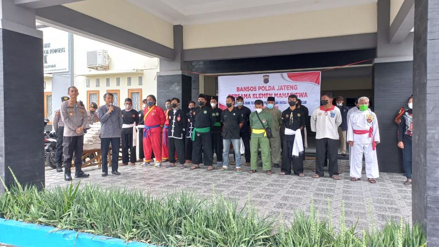 Polda Jateng Bersama Elemen Mahasiswa Bagikan Bansos untuk Masyarakat