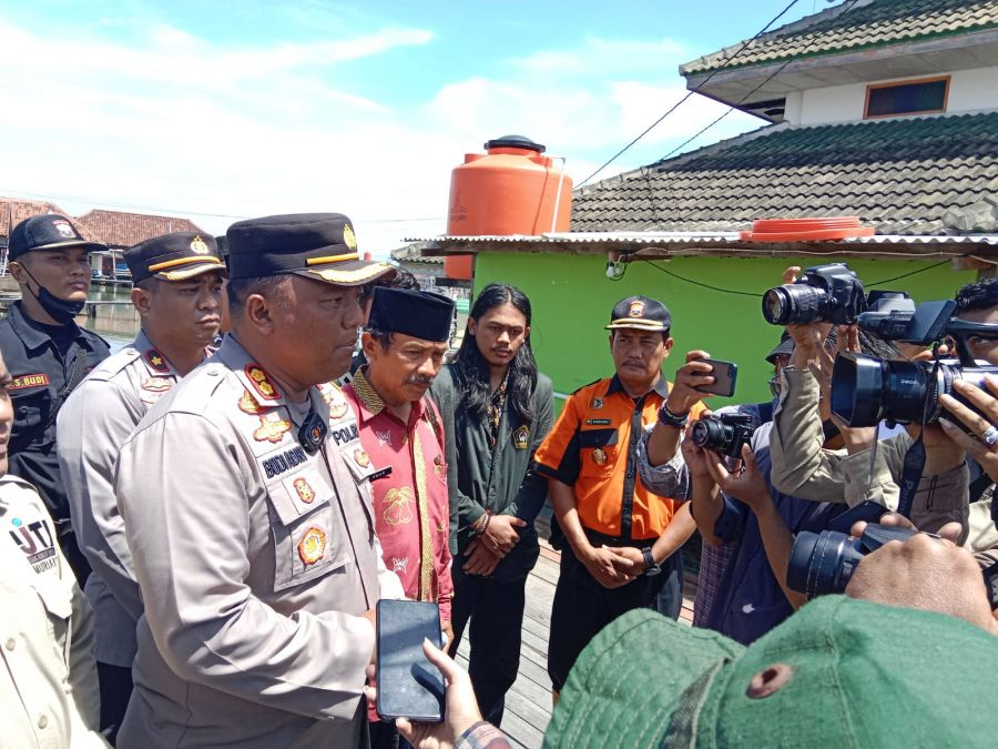 Polres Demak Bersama IJTI dan Senkom Salurkan Bansos Kepada Warga Terdampak Abrasi