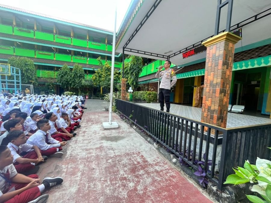 Polsek Cempaka Putih Edukasi Siswa Baru SMPN 47 Jakarta tentang Bahaya Tawuran dan Kenakalan Remaja
