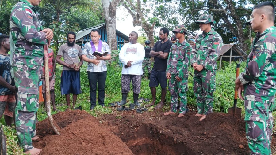 Prajurit Yonif 125/Si'mbisa Berbagi Duka dan Bantu Pemakaman Warga di Kampung Amagon