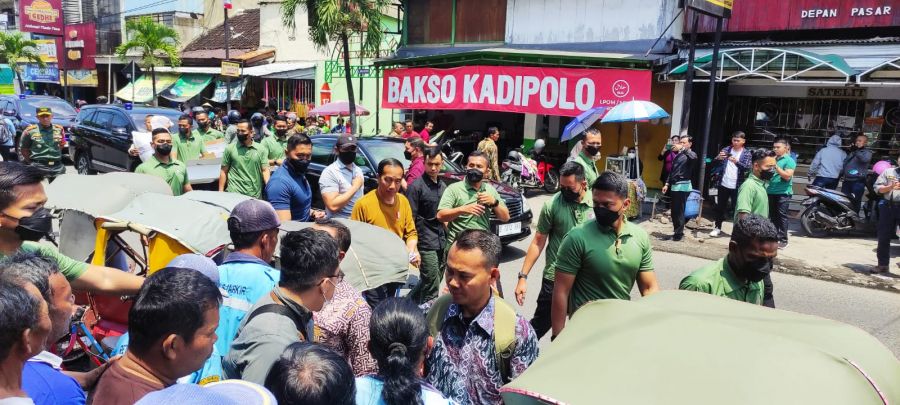 Presiden Jokowi Pulang Kampung, Bagikan Sembako dan Uang Ke Masyarakat Luas