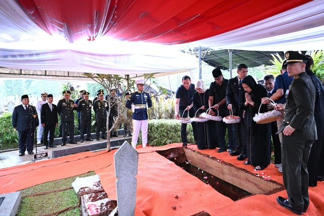 Presiden Prabowo Pimpin Upacara Pemakaman Try Sutrisno Wapres ke-6 RI